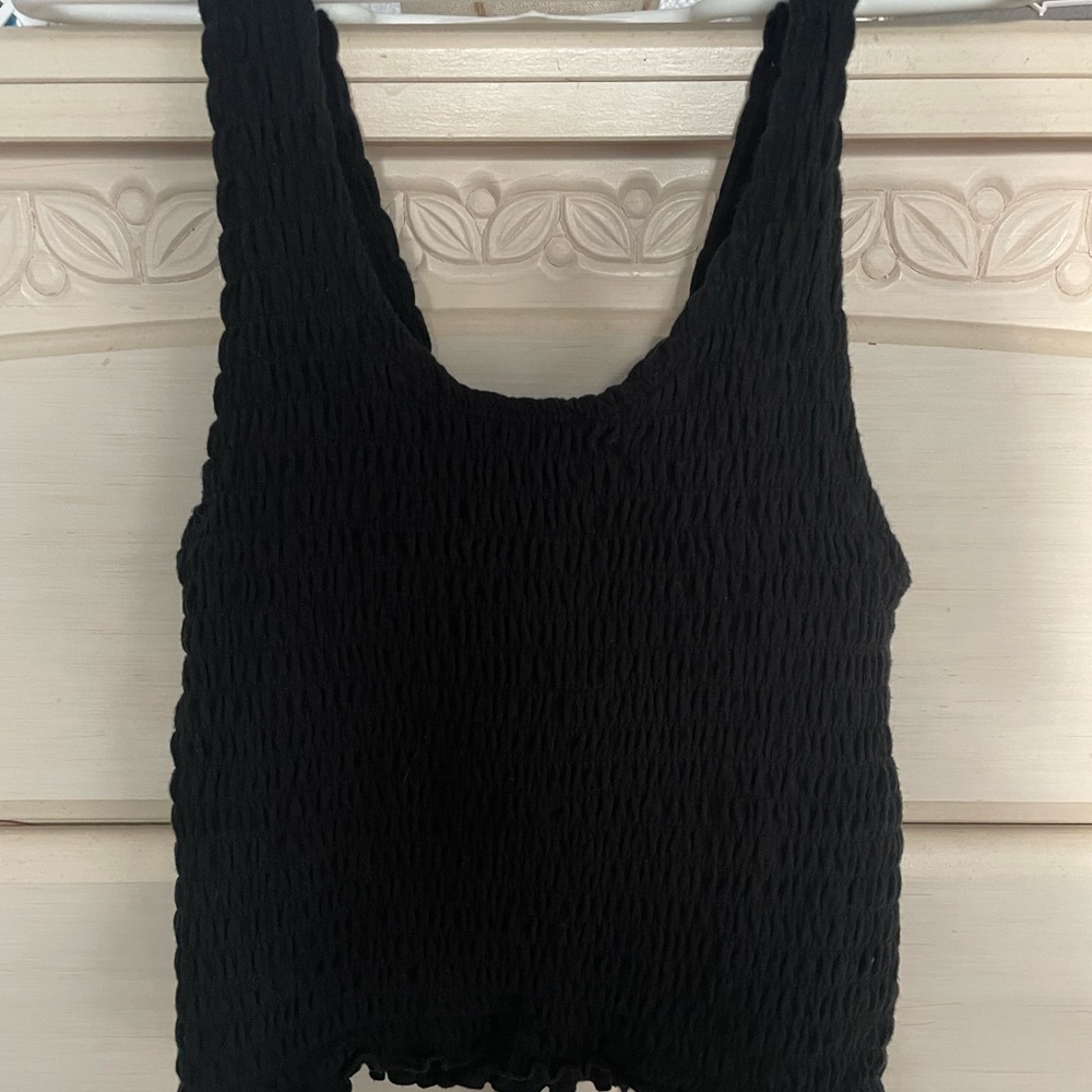 Hollister cropped tank / color: black / size: xs